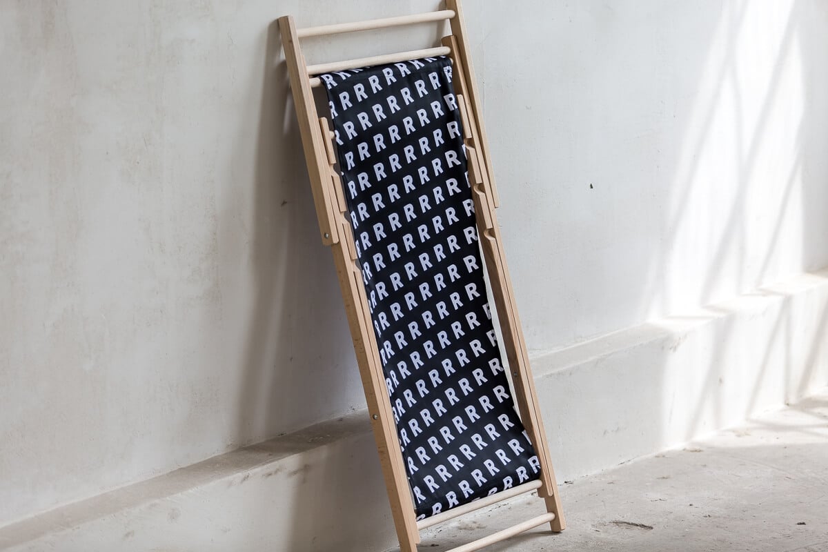 leżak R pattern black czarny leżak składany z białym wzorem R sklep online